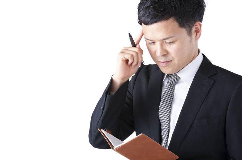 画像:悩む営業マン