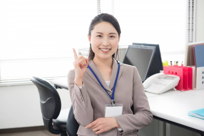 写真:笑顔でひらめいた様子の女性