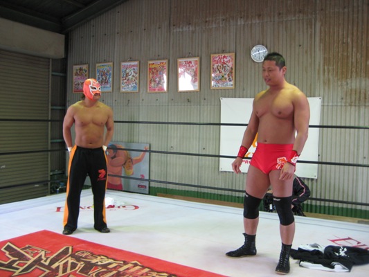 写真：プロレスリングでパフォーマンスしている姿